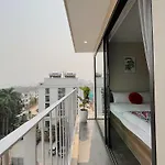 Modern Apartment In Westlake